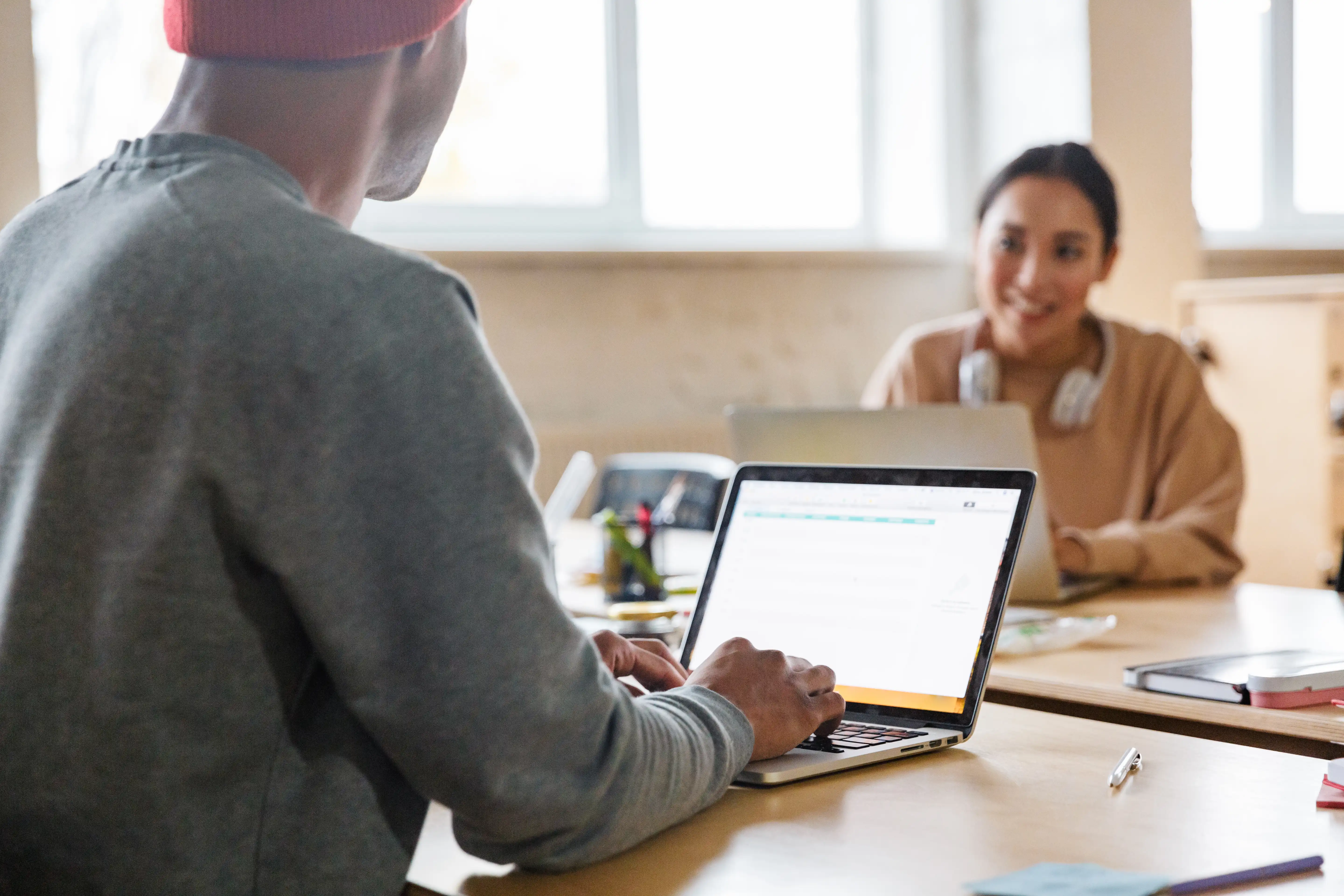 Reconversia profesională de la domenii complet non-tehnice, la succes în IT